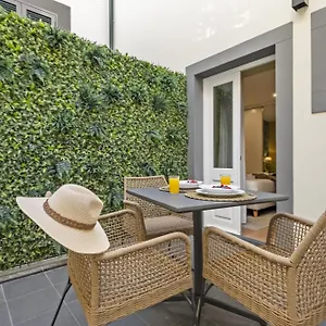 https://hurricane-plant-city-center-apartment.madeira-islandshotels.com
